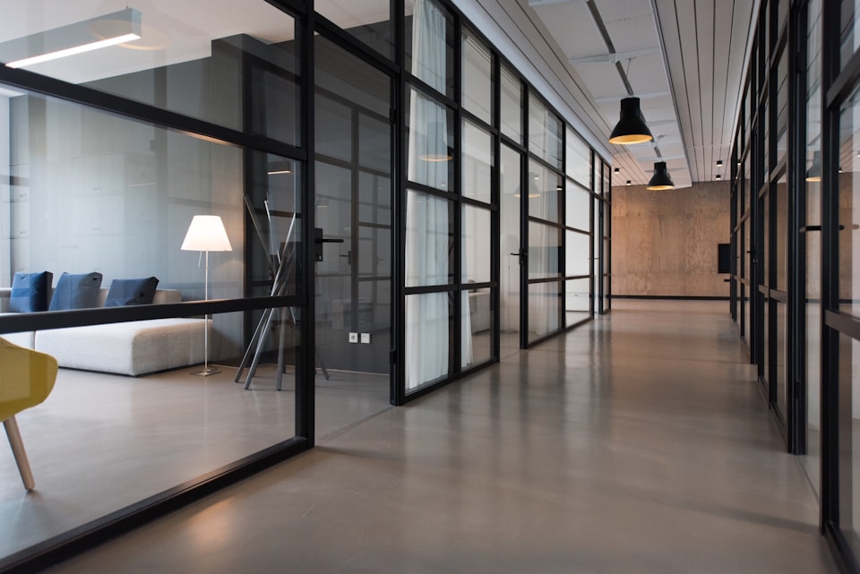 Espacio corporativo con estaciones de trabajo para empresas